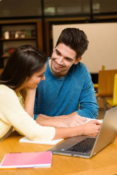 Photo Couple Amis Deux Jeunes Étudiants Bibliothèque Faisant Leurs Devoirs — Photo