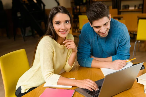 Imagen Una Joven Pareja Amigos Estudiantes Biblioteca Haciendo Deberes Estudiando — Foto de Stock