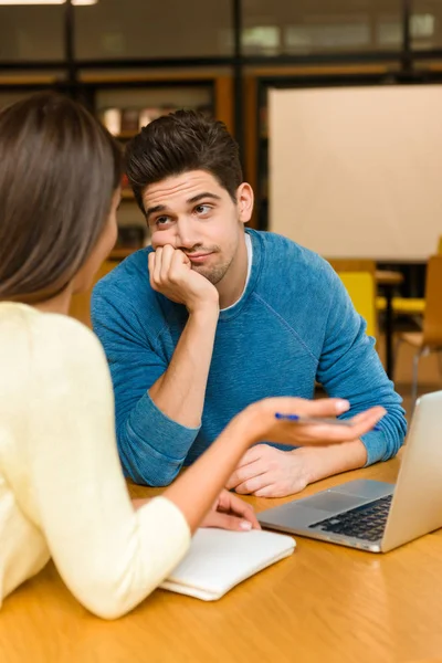 Foto Van Een Paar Vrienden Twee Jonge Moe Studenten Bibliotheek — Stockfoto