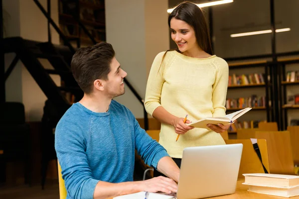 Imagem Jovem Casal Amigos Estudantes Biblioteca Fazendo Lição Casa Estudando — Fotografia de Stock