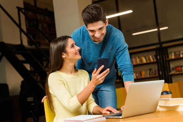 Zdjęcie Dwóch Młodych Studentów Kilku Znajomych Bibliotece Robi Domowe Studia — Zdjęcie stockowe