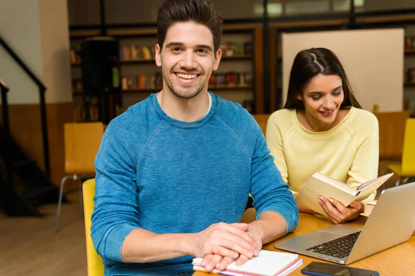 Zdjęcie Dwóch Młodych Studentów Kilku Znajomych Bibliotece Robi Domowe Studia — Zdjęcie stockowe