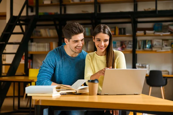 Imagen Una Joven Pareja Amigos Estudiantes Biblioteca Haciendo Deberes Estudiando — Foto de Stock