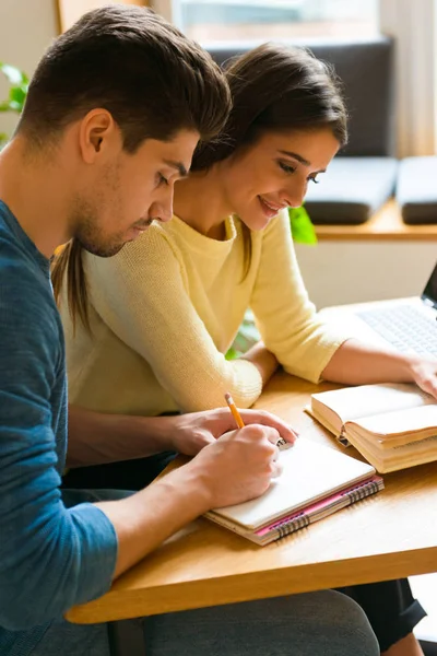 Afbeelding Van Een Paar Vrienden Jonge Studenten Bibliotheek Studeren Praten — Stockfoto