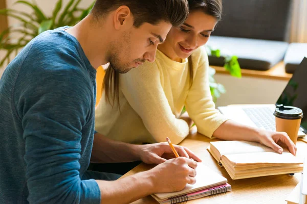 Genç öğrenciler arkadaş çift birbirleri ile kitap okuma konuşma eğitimi Kitaplığı'nda.