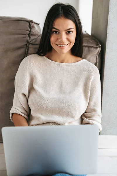 Smiling Young Woman Using Laptop Computer While Sitting Floor Couch — Stock Photo, Image