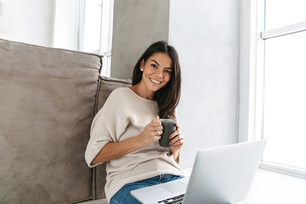 Jeune Femme Souriante Utilisant Ordinateur Portable Alors Elle Était Assise — Photo