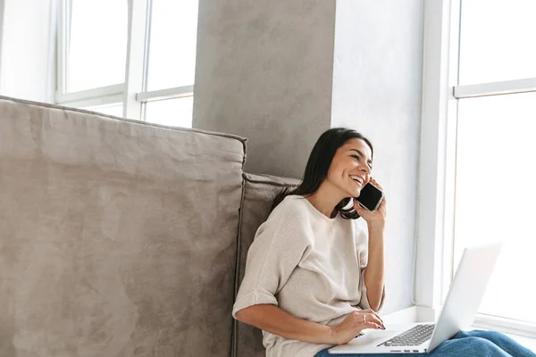 Sorridente Giovane Donna Che Utilizza Computer Portatile Mentre Seduto Pavimento — Foto Stock