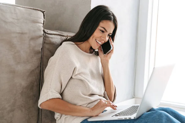 Jeune Femme Souriante Utilisant Ordinateur Portable Alors Elle Était Assise — Photo