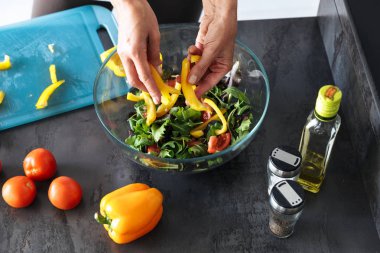 Çekici bir sağlıklı kadın yemek mutfak, salata, yakın çekim