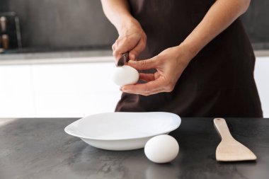 Mutfakta omlet yapma önlük giyen sağlıklı bir kadının yakın çekim