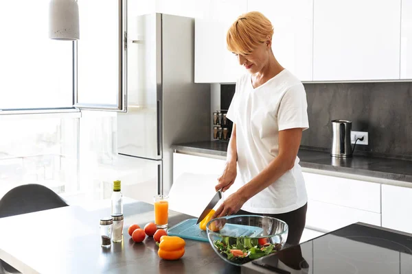 Mulher Saudável Atraente Cozinhar Salada Cozinha — Fotografia de Stock