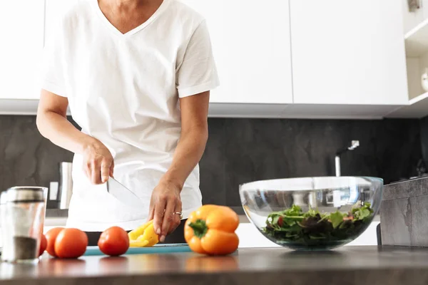 Houkutteleva Terve Nainen Ruoanlaitto Salaatti Keittiössä — kuvapankkivalokuva