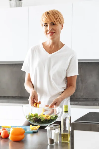 Houkutteleva Terve Nainen Ruoanlaitto Salaatti Keittiössä — kuvapankkivalokuva
