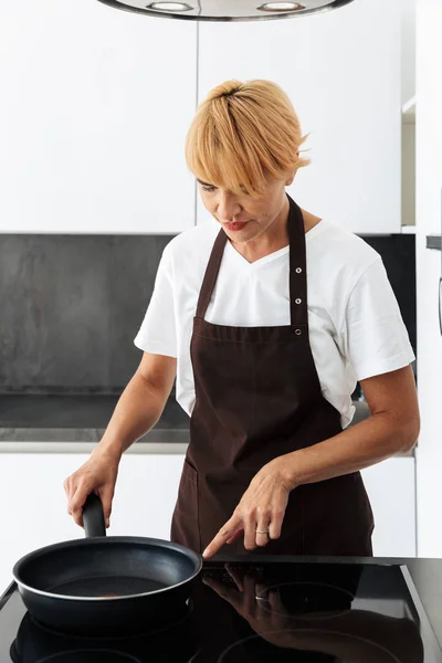 Belle Femme Cuisinant Avec Une Poêle Sur Une Cuisinière Tout — Photo