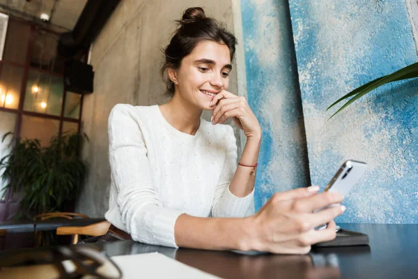 Afbeelding Van Mooie Jonge Vrouw Zitten Café Drinken Koffie Binnenshuis — Stockfoto