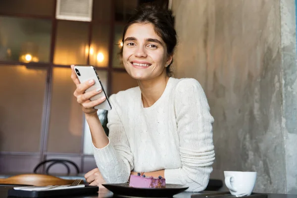 Kép Csinos Fiatal Kávézóban Kávét Bent Mozgatható Telefon Beszélgető Használata — Stock Fotó