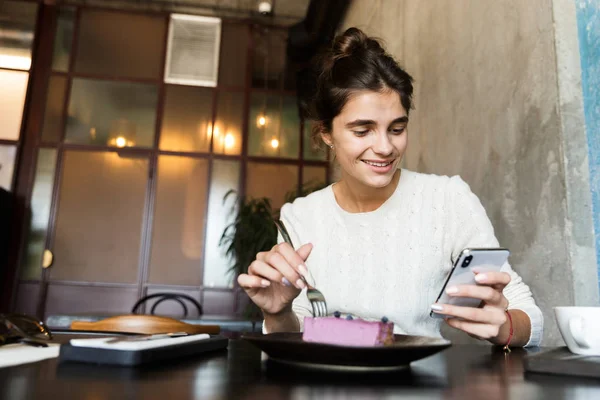 Kép Csinos Fiatal Kávézóban Kávét Bent Mozgatható Telefon Beszélgető Használata — Stock Fotó