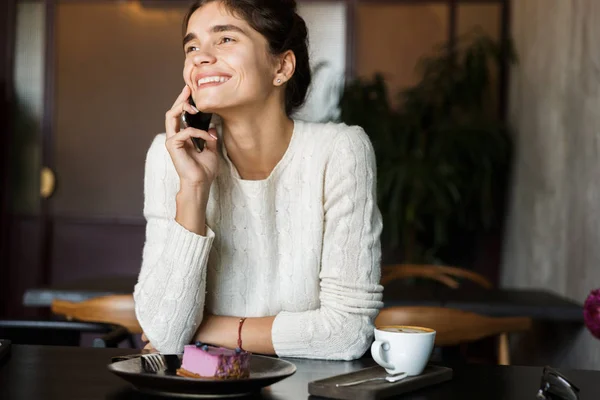 Kép Boldog Fiatal Kávézóban Kávét Bent Mozgatható Telefon Beszélő Használata — Stock Fotó