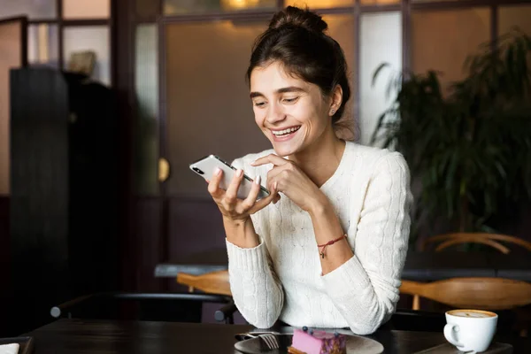 Kép Csinos Fiatal Kávézóban Kávét Bent Mozgatható Telefon Beszélgető Használata — Stock Fotó