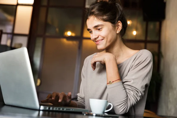 Photo Jolie Jeune Femme Assise Dans Café Intérieur Aide Ordinateur — Photo