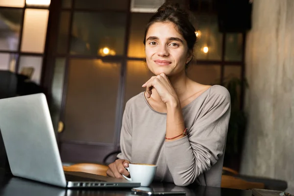 Foto Una Mujer Bastante Joven Sentada Café Interior Usando Una — Foto de Stock