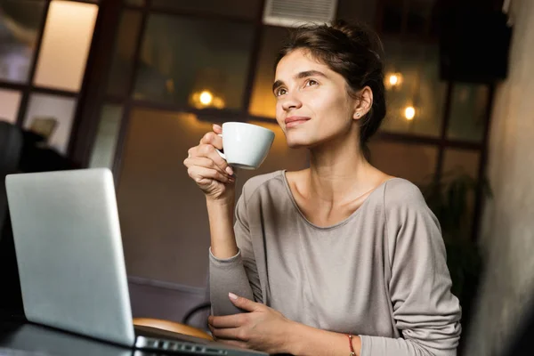 Foto Una Mujer Bastante Joven Sentada Café Interior Usando Una — Foto de Stock