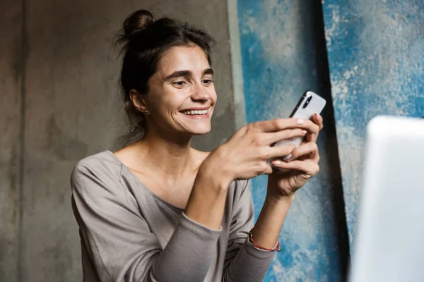 Foto Uma Jovem Mulher Bonita Sentada Café Dentro Casa Usando — Fotografia de Stock