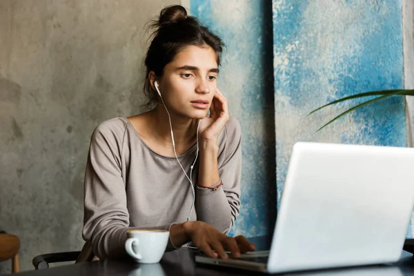 Foto Una Joven Bastante Seria Sentada Café Interior Usando Una — Foto de Stock