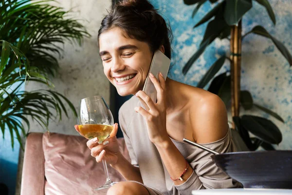 Foto Einer Hübschen Jungen Frau Die Café Drinnen Sitzt Und — Stockfoto