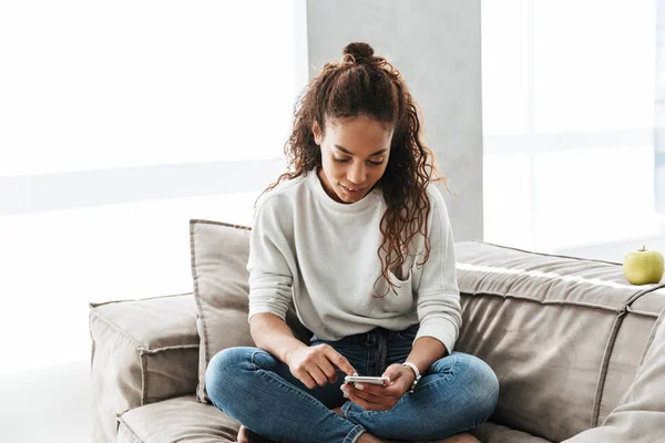 Foto Van Schattige African American Vrouw Met Behulp Van Mobiele — Stockfoto