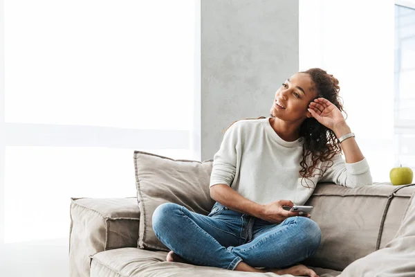 Photo Happy African American Woman Using Cell Phone While Sitting — Stock Photo, Image