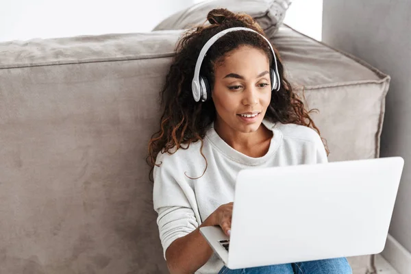 Image Beautiful African American Girl Wearing Headphones Using Laptop While — Stock Photo, Image