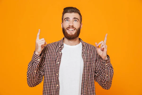 Retrato Jovem Alegre Vestindo Roupas Casuais Isolado Sobre Fundo Amarelo — Fotografia de Stock