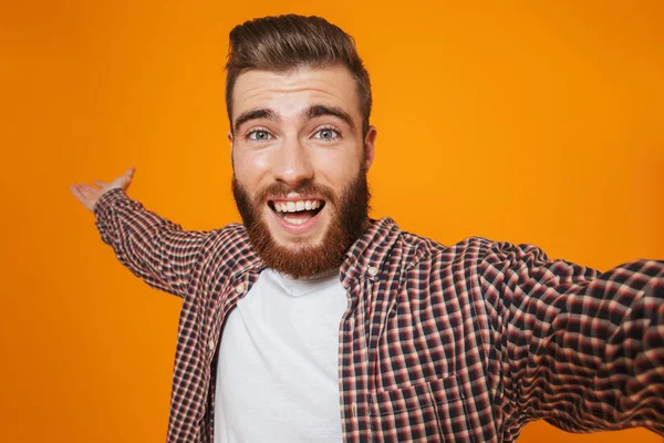 Retrato Jovem Alegre Vestindo Roupas Casuais Isolado Sobre Fundo Amarelo — Fotografia de Stock