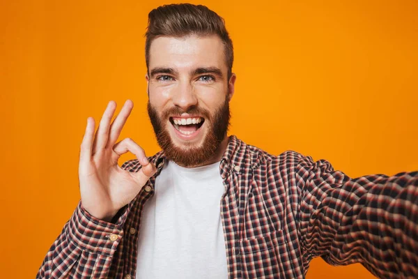 Retrato Joven Alegre Con Ropa Casual Pie Aislado Sobre Fondo — Foto de Stock