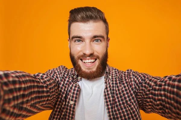 Porträtt Glad Ung Man Som Bär Casual Kläder Står Isolerade — Stockfoto