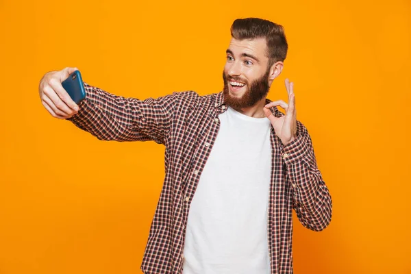 Retrato Joven Alegre Con Ropa Casual Pie Aislado Sobre Fondo — Foto de Stock