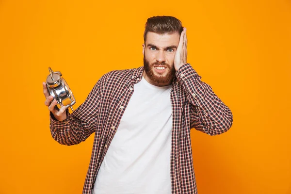 Porträtt Chockad Ung Man Som Bär Casual Kläder Står Isolerade — Stockfoto