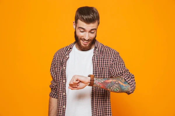 Retrato Joven Alegre Con Ropa Casual Pie Aislado Sobre Fondo — Foto de Stock