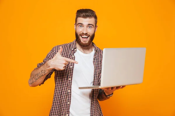 Retrato Jovem Alegre Vestindo Roupas Casuais Isolado Sobre Fundo Amarelo — Fotografia de Stock