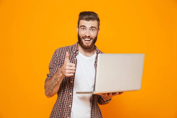 Retrato Joven Alegre Con Ropa Casual Pie Aislada Sobre Fondo — Foto de Stock