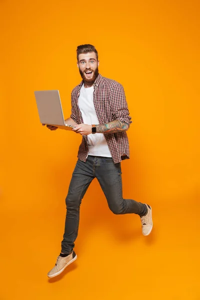 Retrato Comprimento Total Jovem Alegre Vestindo Roupas Casuais Isoladas Sobre — Fotografia de Stock