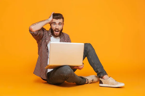 Retrato Joven Sorprendido Usando Ropa Casual Sentada Aislada Sobre Fondo — Foto de Stock