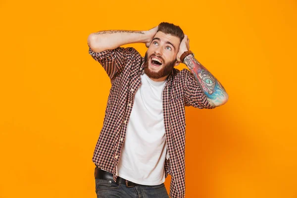 Retrato Jovem Alegre Vestindo Roupas Casuais Isolado Sobre Fundo Amarelo — Fotografia de Stock