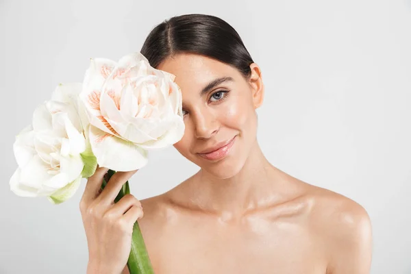 魅力的な官能的な健康的な女性 白地に分離立って花とポーズの美しさの肖像画 — ストック写真