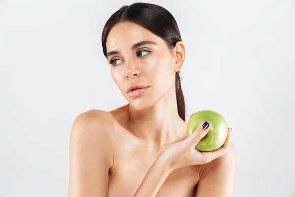美容女性の肖像 魅力的な健康的な白い背景に分離立ってグリーンアップルでポーズ — ストック写真