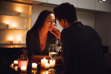 Kızartma, kucaklayan ev, içki şarap, bir mum ışığında romantik akşam yemeği güzel tutkulu Çift