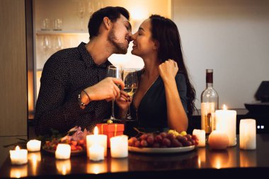 Bir mum ışığında romantik akşam evde, şarap, içme yemeği güzel tutkulu çift kızartma