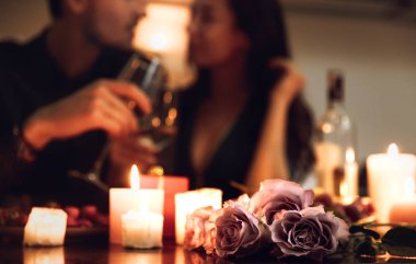 Bir mum ışığında romantik akşam evde, şarap, içme yemeği güzel tutkulu çift kızartma